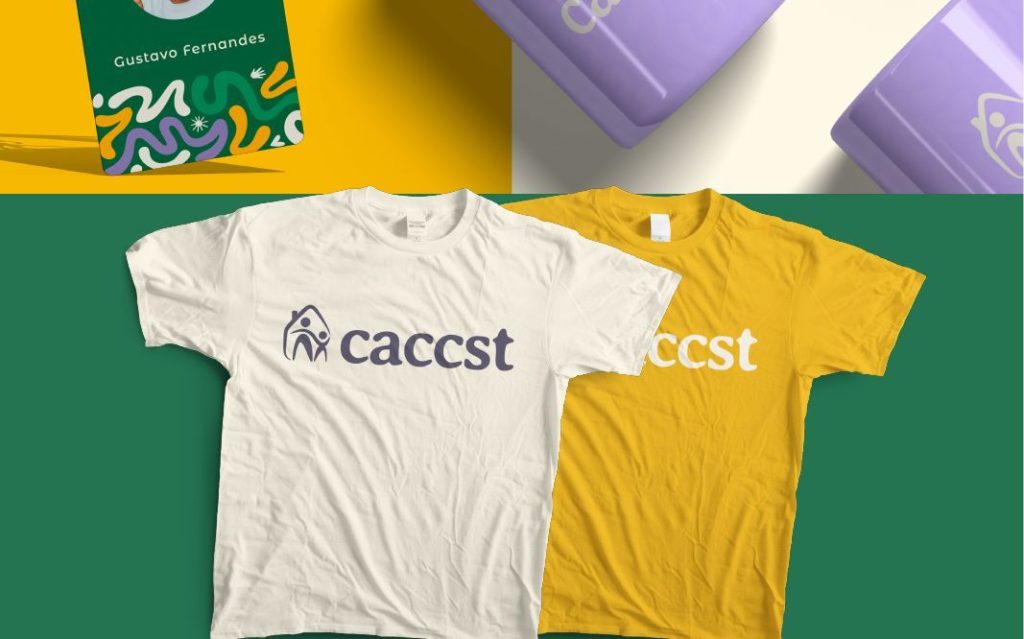CACCST: mockup de camisetas branca e amarela com o logotipo.