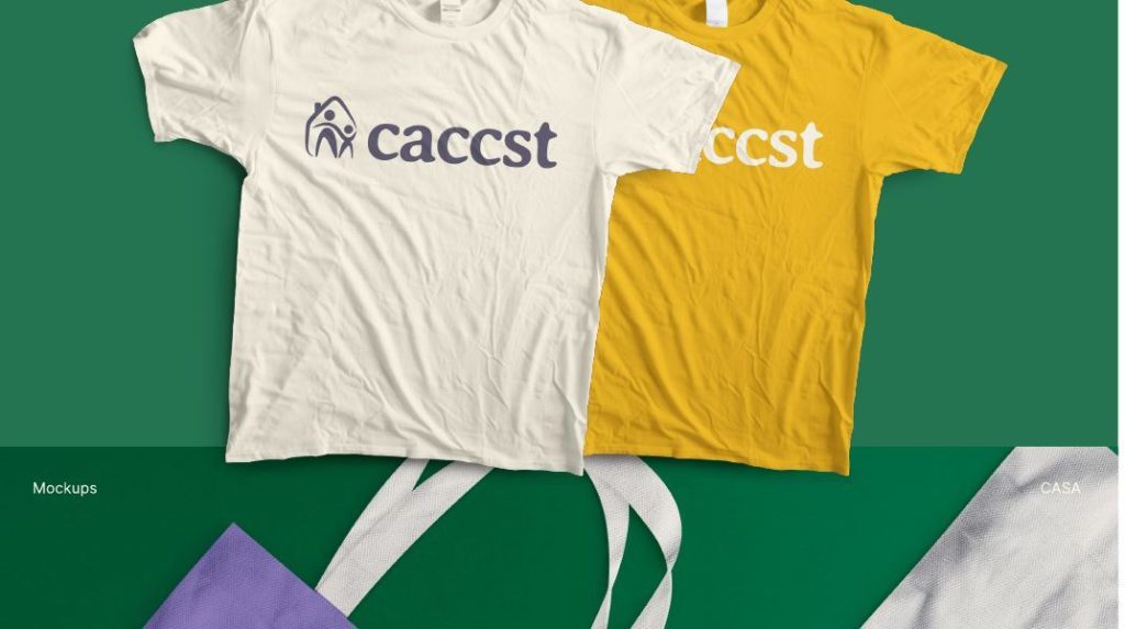 Manual de marca CACCST: aplicação em camisetas.